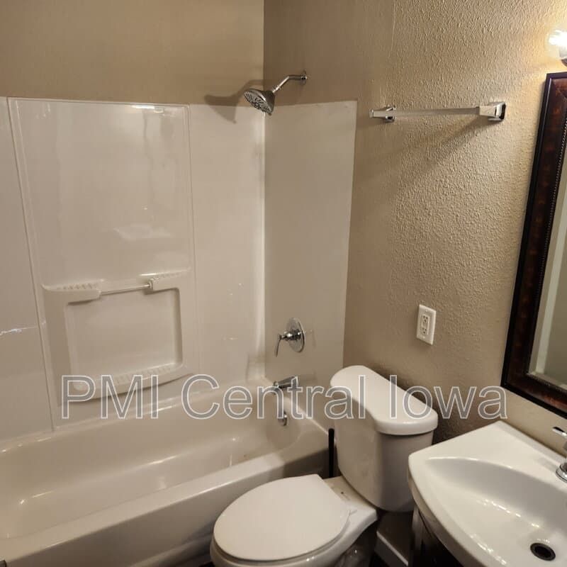 Waukee Condo: 450 Laurel St