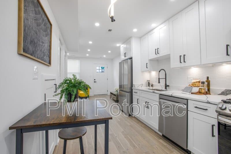 Washington Townhome: 702 19th St NE