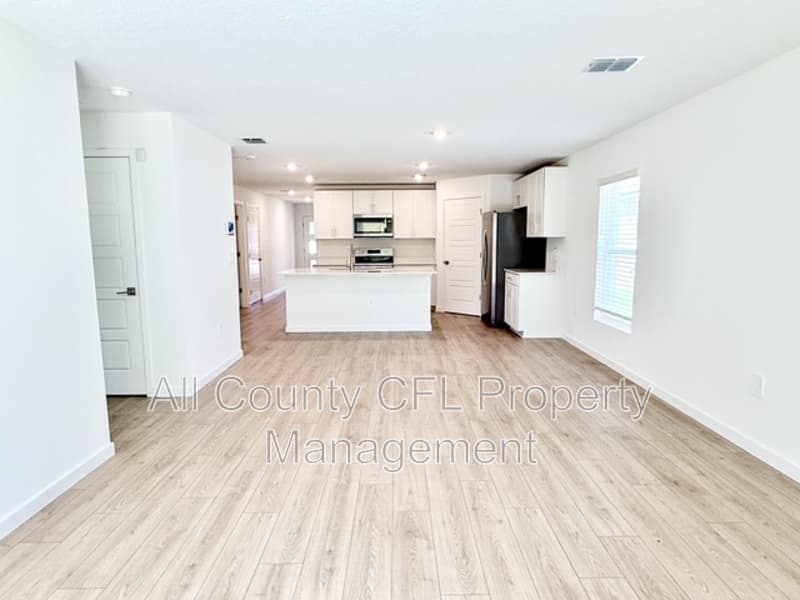 Lady Lake House: 219 Skyfield Court