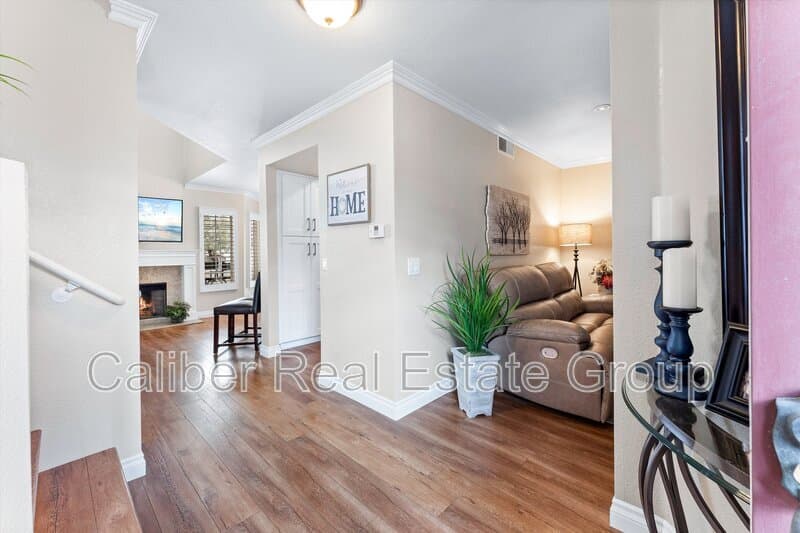Anaheim Townhome: 1037 S Daybreak Ct