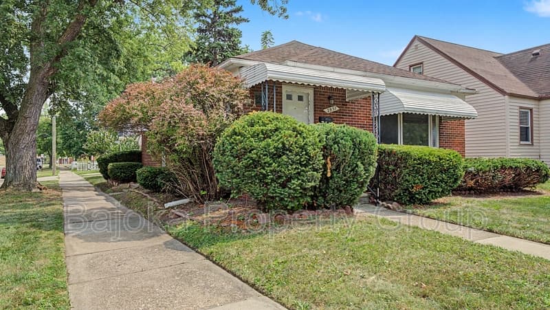 Lincoln Park House: 2957 Fort Park Boulevard
