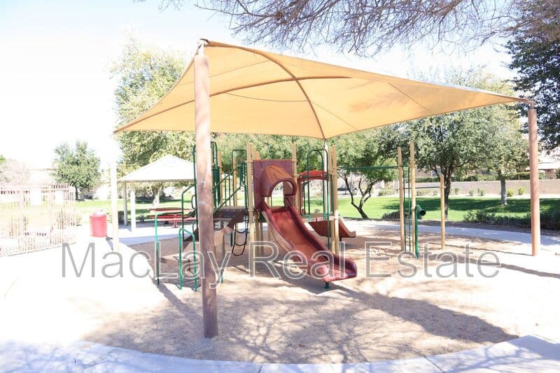 Glendale House: 7265 W Glenn Dr