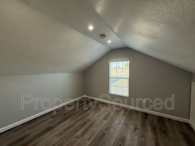 Manteca House: 807 W Yosemite