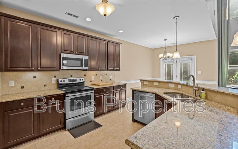 High Point House: 1814 Castle Gate Court