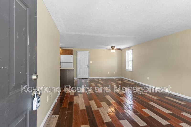 Oak Grove House: 944 Linda Drive