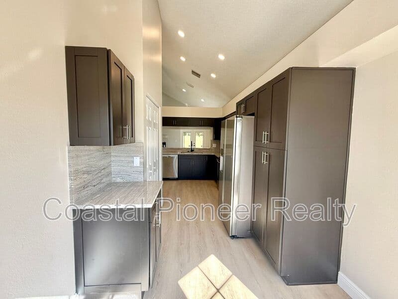 Tampa House: 8731 Huntfield St