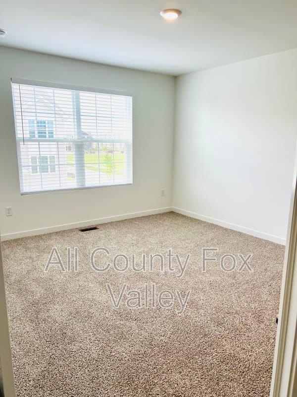 Hampshire Townhome: 879 Briar Glen Court