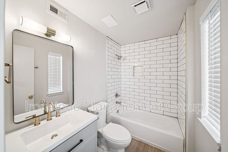 Broken Arrow House: 109 S 9th Avenue