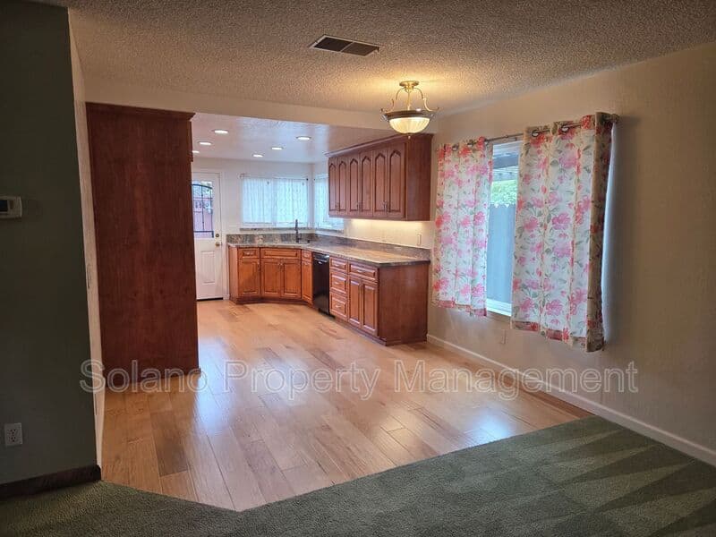 Fairfield House: 2827 Owens St