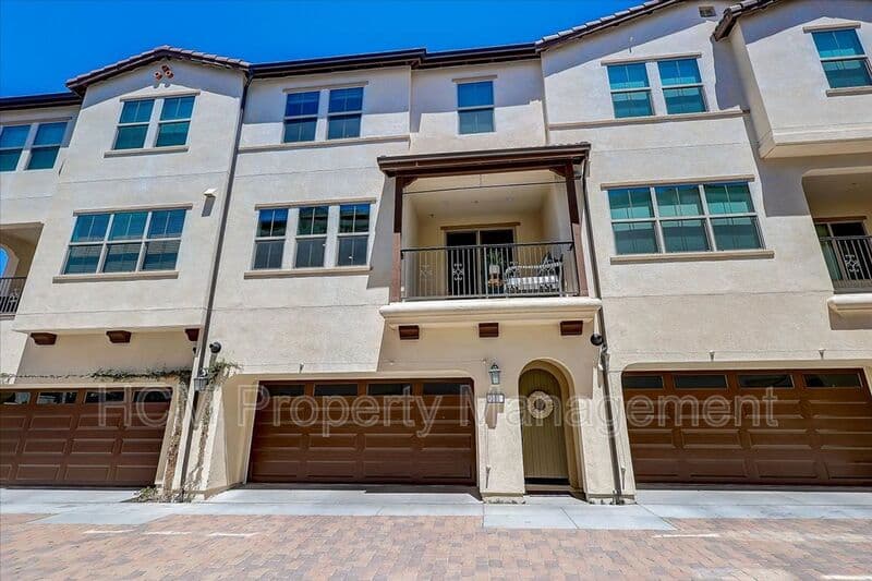 Lake Forest House: 303 Limestone