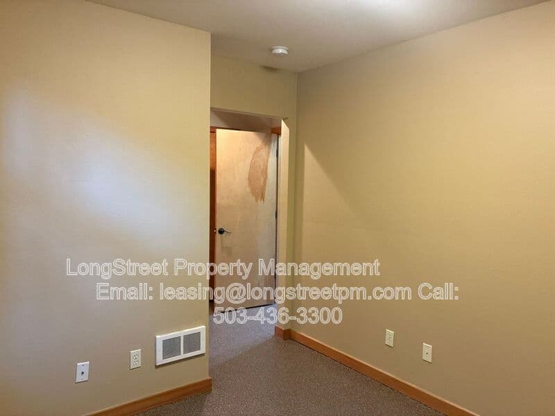 Portland Townhome: 5123 S Corbett Ave