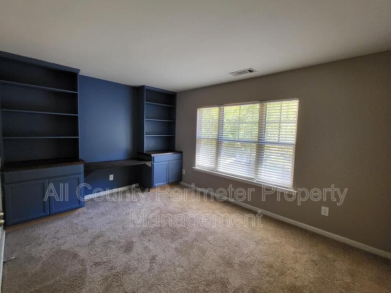 Acworth House: 915 Silver Lake Dr