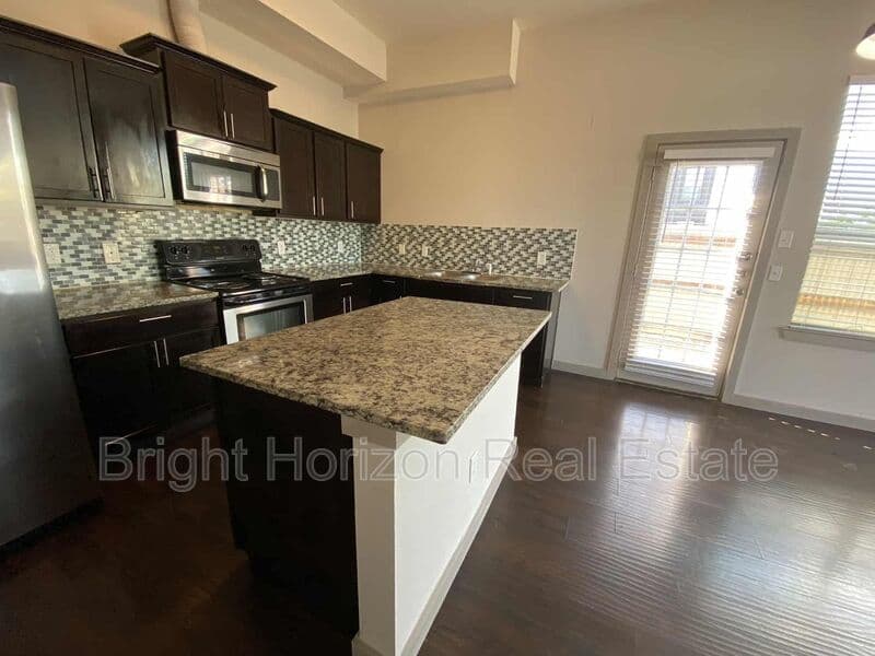 Hurst Condo: 3601 Valley Vista Drive