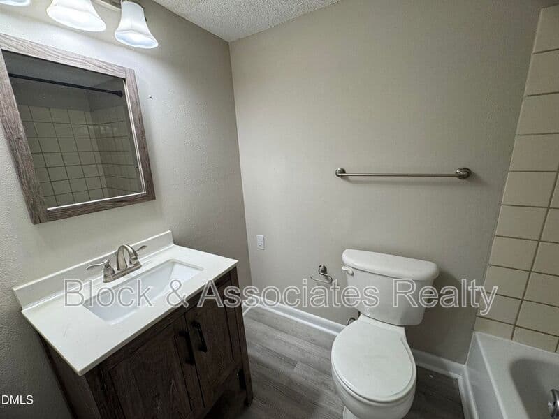 Raleigh House: 533 Pine Ridge Pl