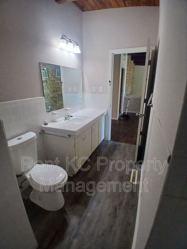 Kansas City House: 5323 NW Edgewood Circle