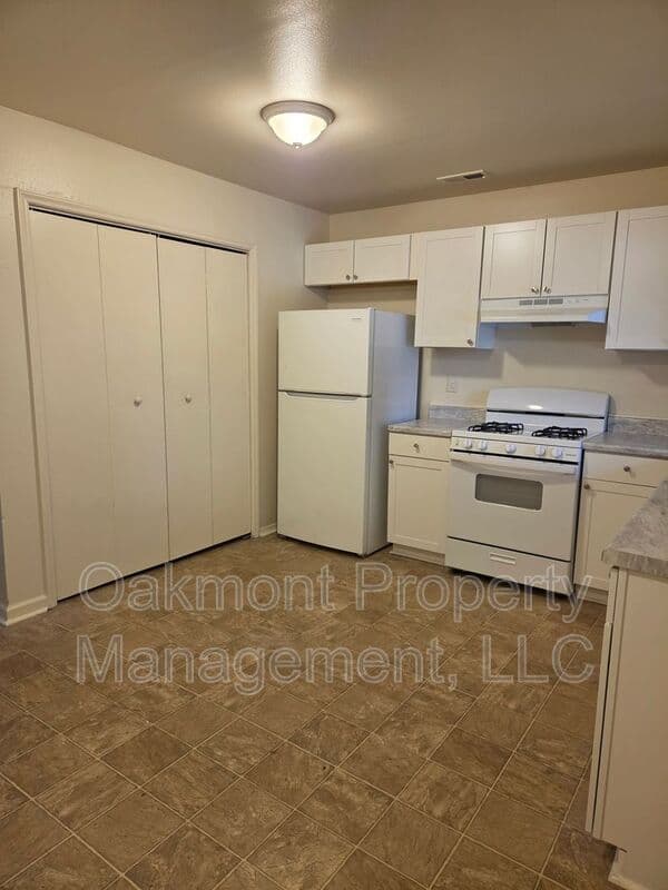 Fayetteville House: 2831 Breezewood Avenue