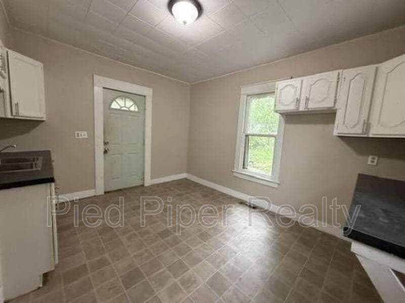 Freeport House: 712 E Shawnee St