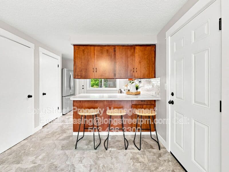 Beavercreek House: 22032 S Dans Ave