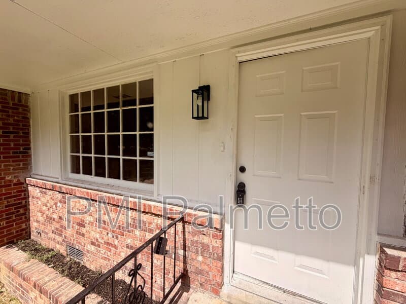 Columbia House: 1805 Carousel Cir