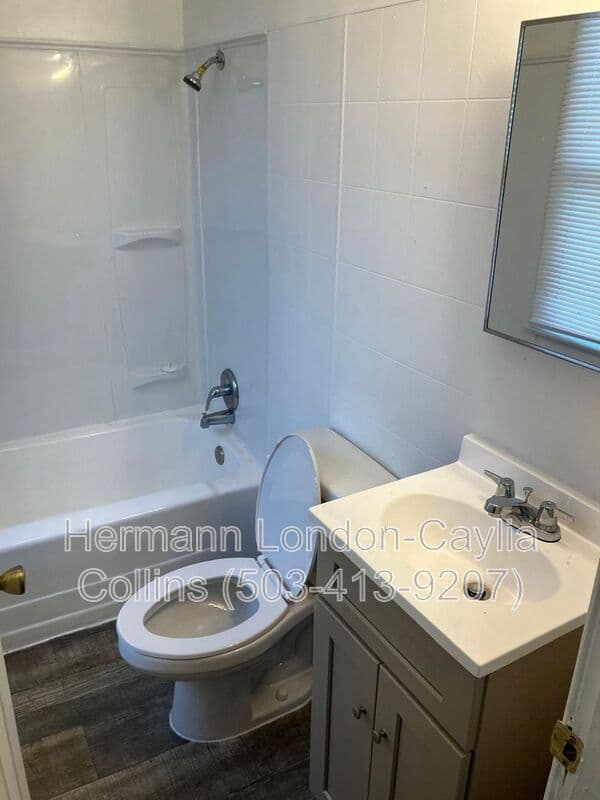Saint Louis House: 883 Elias Ave