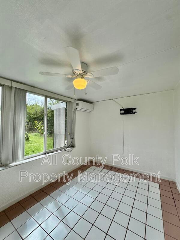 Lakeland House: 3919 Lehman Ct