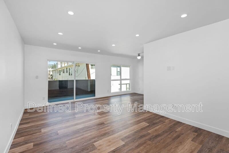 Los Angeles Condo: 1563 Gordon Street