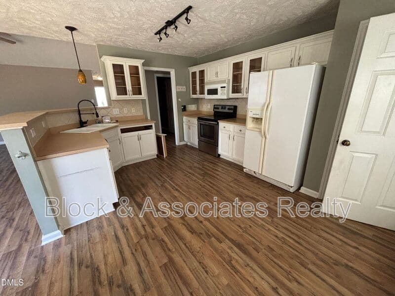 Raeford House: 337 Americana Dr