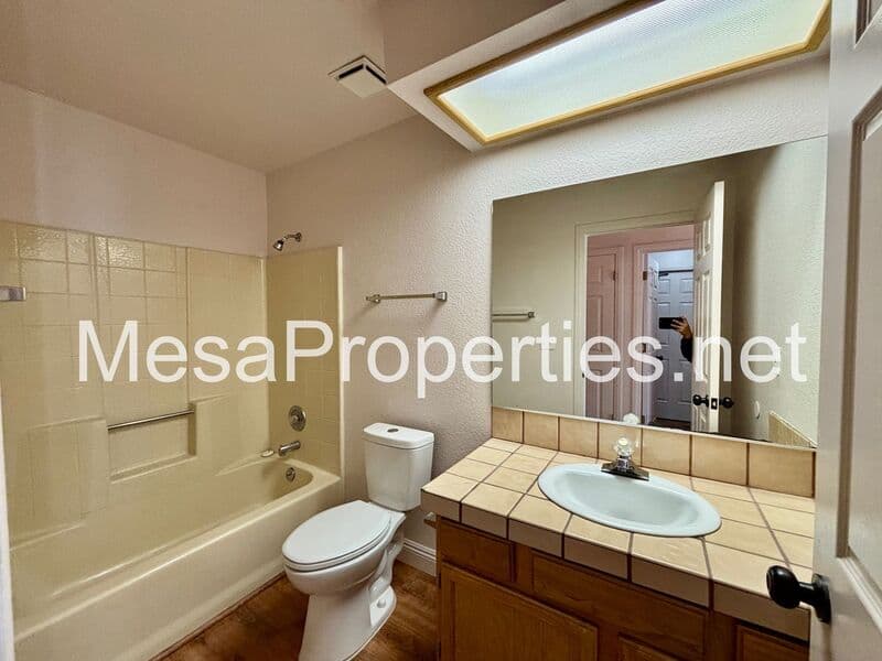 Victorville House: 13520 Oakmont Dr