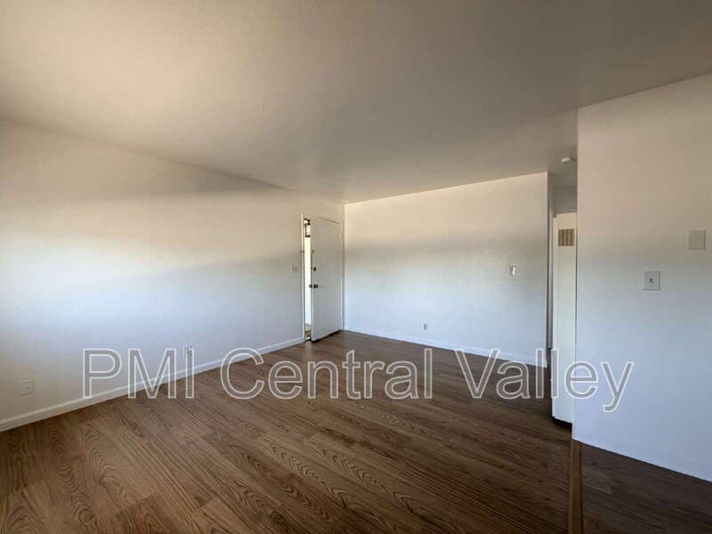 Manteca Condo: 111 North Walnut Avenue