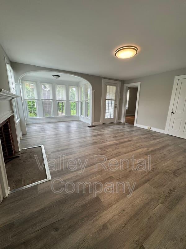 Sunderland House: 118 North Main Street - 1