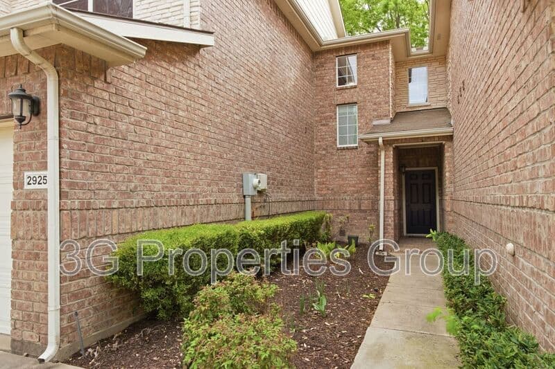 Lewisville House: 2925 St. Andrews Drive
