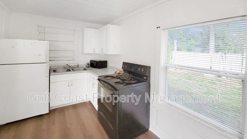 Bradenton House: 2127 13th Street West