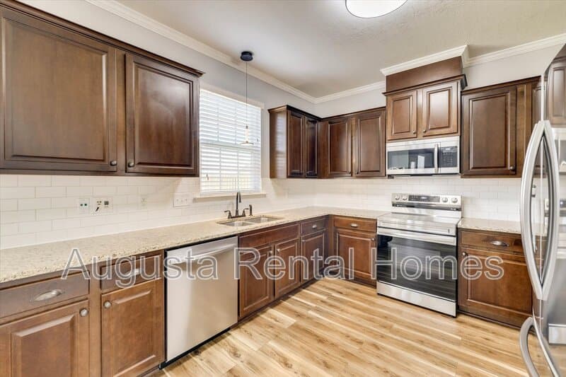 Augusta House: 1015 Rosland Circle