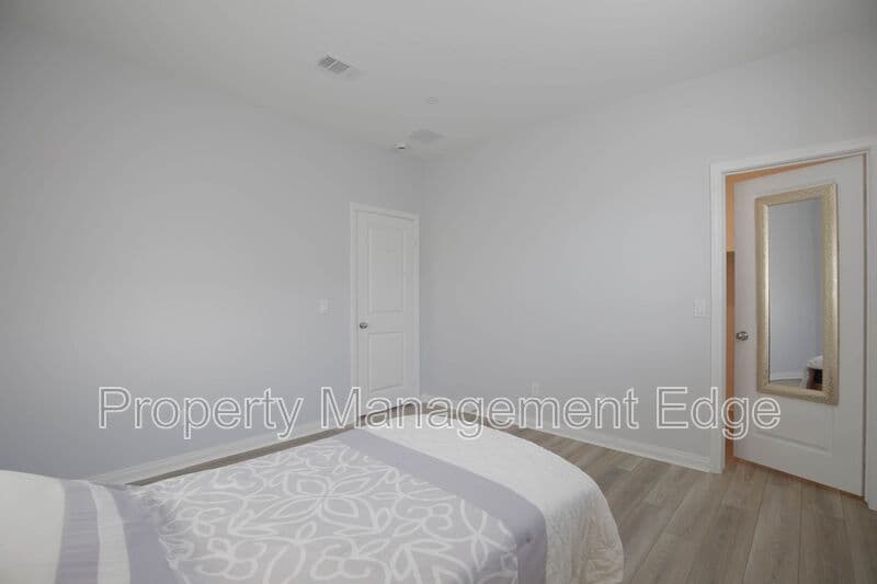 Menifee House: 29337 Chestnut St