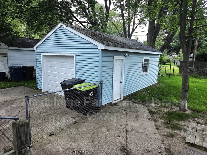 Midland House: 2908 Dartmouth Drive