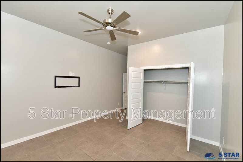 El Paso House: 2412 Tierra Lejana Pl