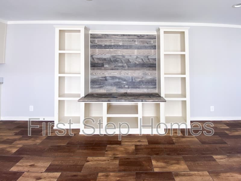Oak Point House: 235 Islero Drive