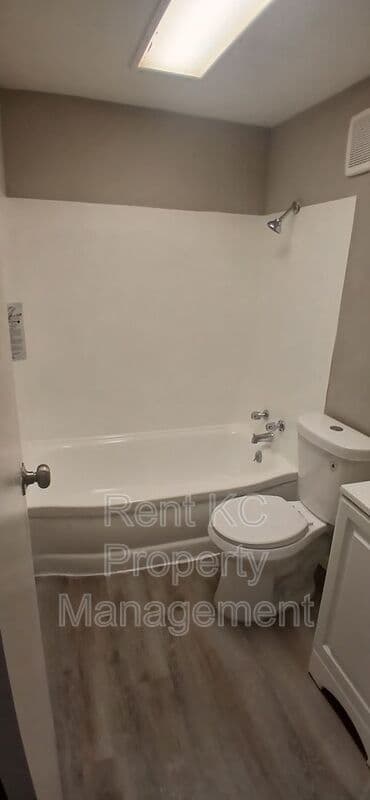 Independence House: 412 N Cochise Dr