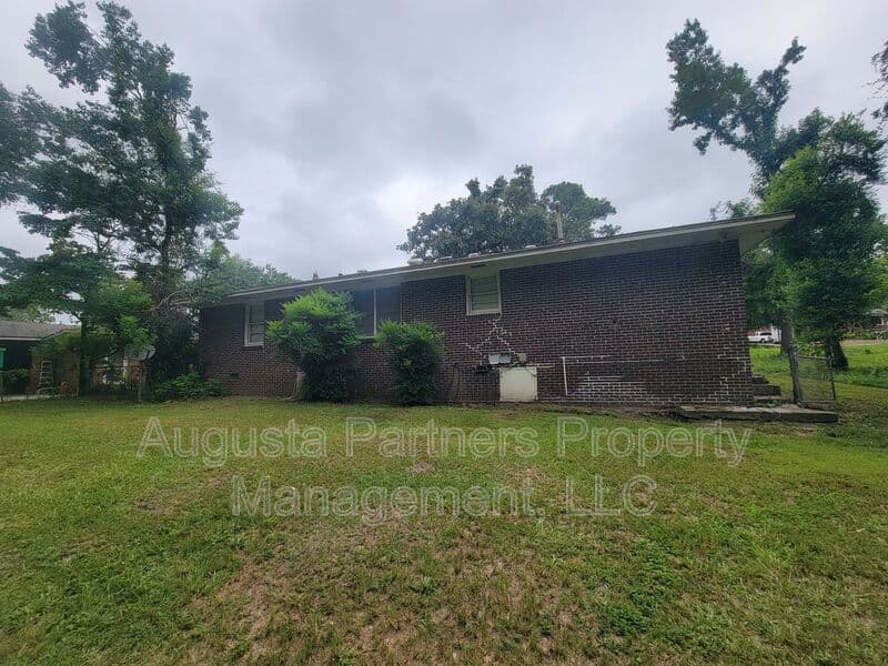 Augusta House: 2441 Dickey Rd