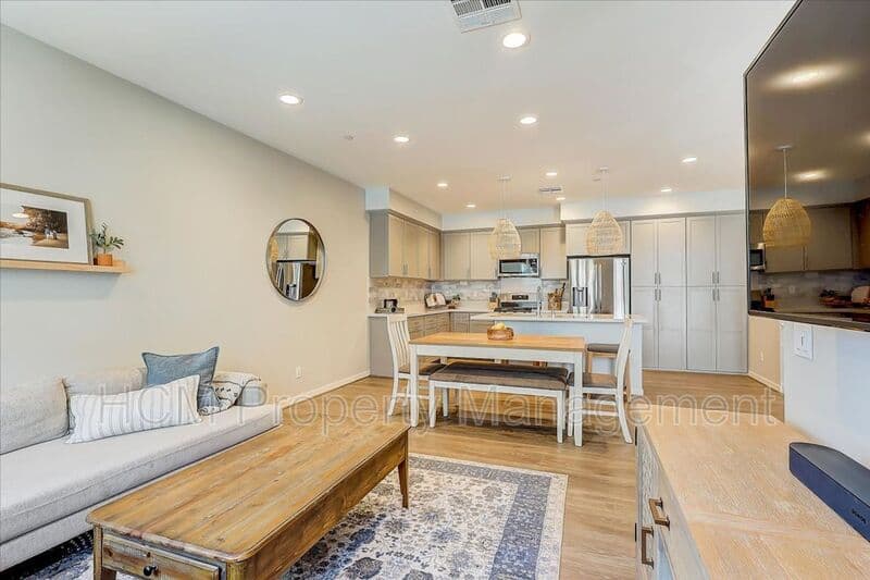 Lake Forest House: 303 Limestone