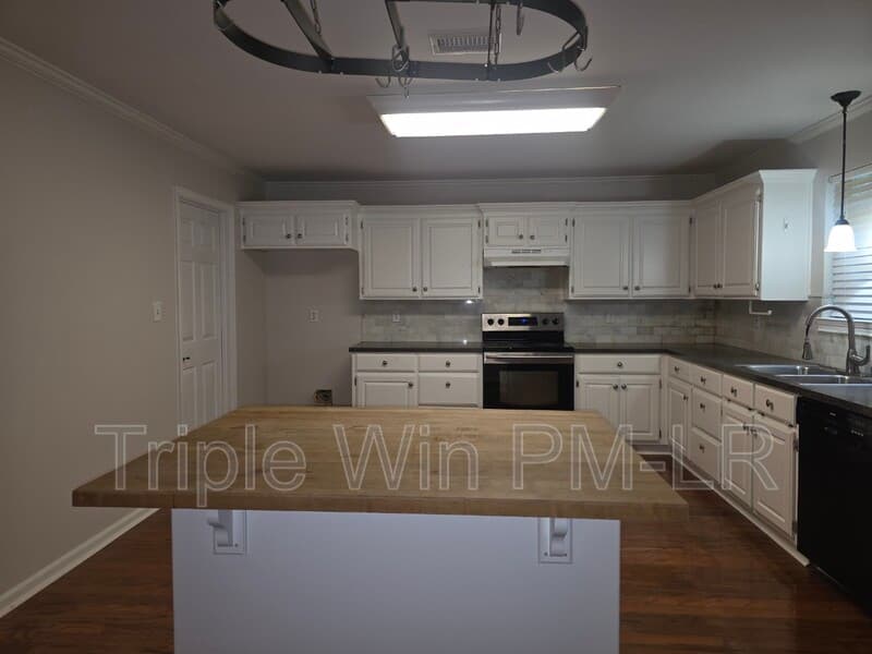 Little Rock House: 12512 Woodbury Dr