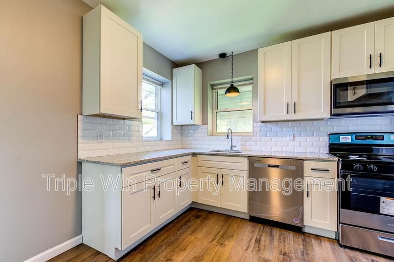 Saint Louis House: 8601 Virgil Ave