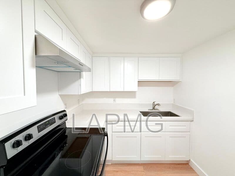 Los Angeles House: 1715 Westmoreland Blvd