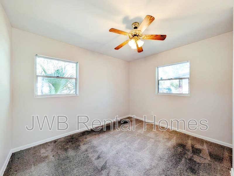 Jacksonville House: 3923 Leonard Cir W