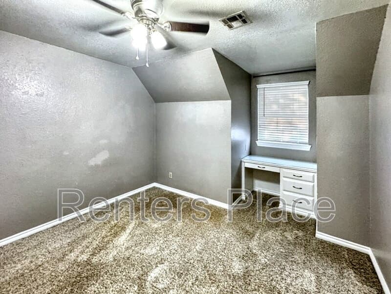 Edmond House: 2005 Mission Rd