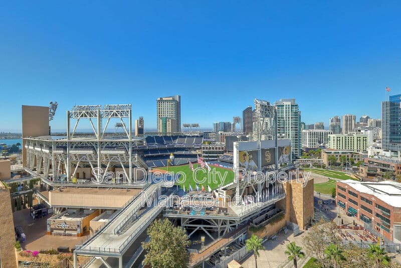 San Diego House: 253 10th Ave