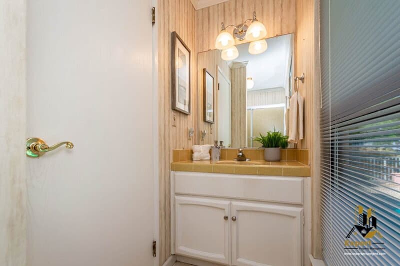 Newcastle House: 1811 Oak Terrace