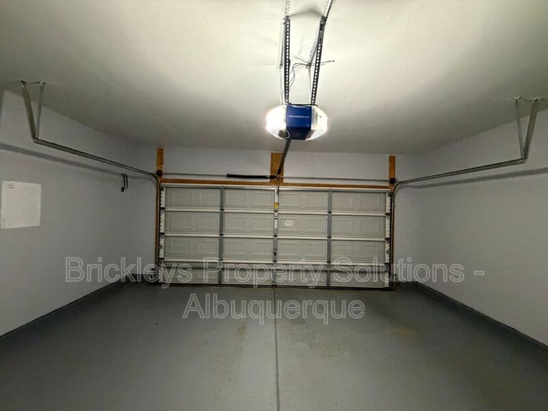 Albuquerque House: 7008 Tree Line Ave NW