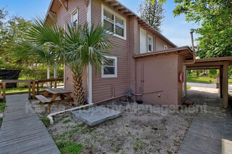 West Palm Beach Condo: 885 7th St