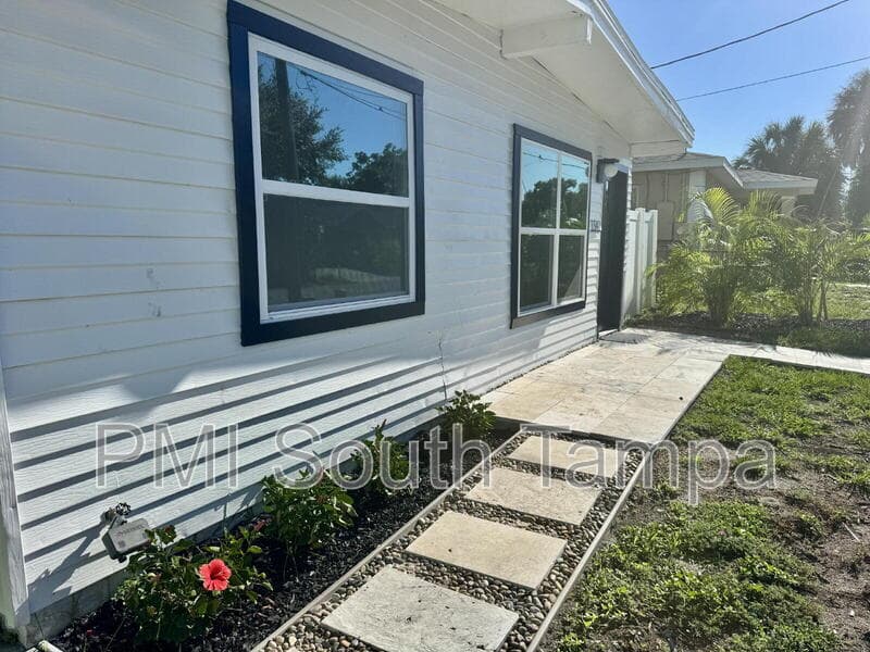 Tampa House: 1541 W La Salle St
